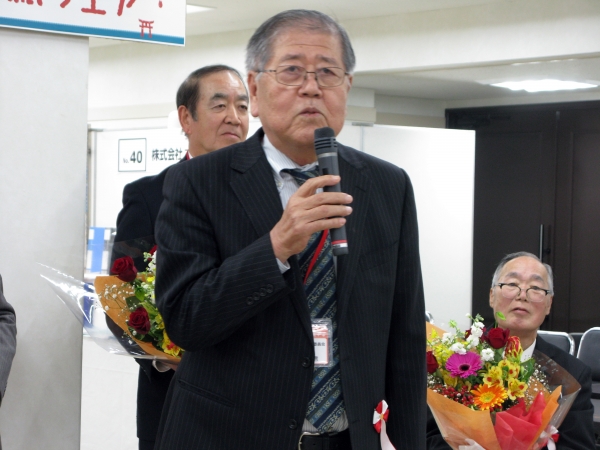 共に文紙フェア立ち上げた吉開相談役の三本締めで顧問らを華々しく見送った