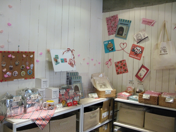 【カフェ限定オリジナルグッズ】(C)igarashi yuri／LINE