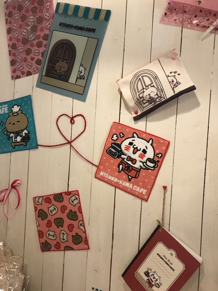 【カフェ限定オリジナルグッズ】(C)igarashi yuri／LINE