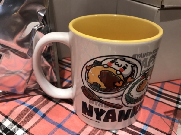 カフェ限定オリジナルグッズ にゃんことくまカフェ マグカップ \1,500 (C)igarashi yuri／LINE