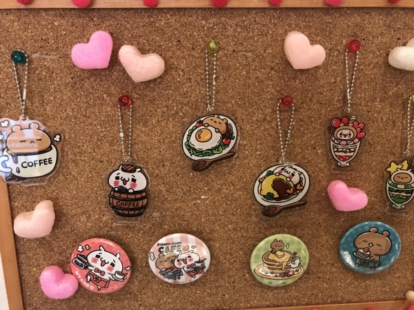 カフェ限定オリジナルグッズ にゃんことくまカフェ アクリルキーホルダー（ランダム6種） \500  (C)igarashi yuri／LINE