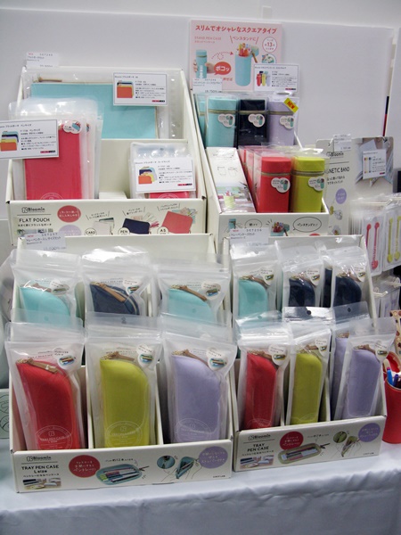 大きく開くＬ字ファスナー。ペンケースや歯ブラシポーチに最適！シリコーン素材「Bloomin フラットポーチ　ペンサイズ」LIHIT LAB.