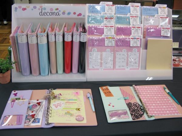 ハッピーな遊び心にあふれたデコレショーンで彩り、毎日を楽しくログする！システム手帳「decona」レイメイ藤井