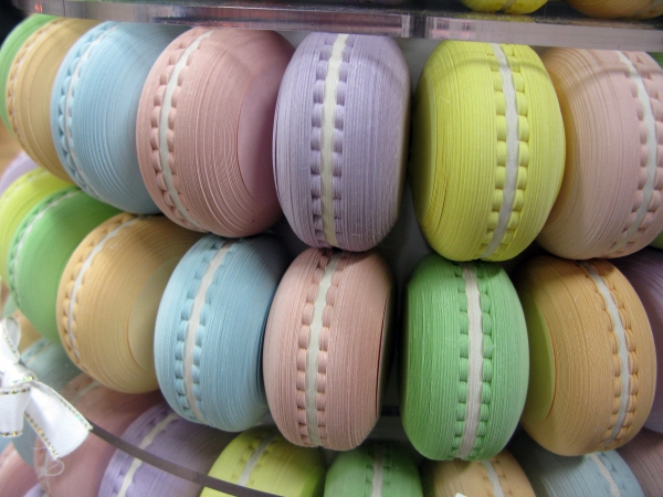 マカロンの可愛い形状を紙で表現した「マカロン付箋」でアイコニックなデスクを演出。cru-cial