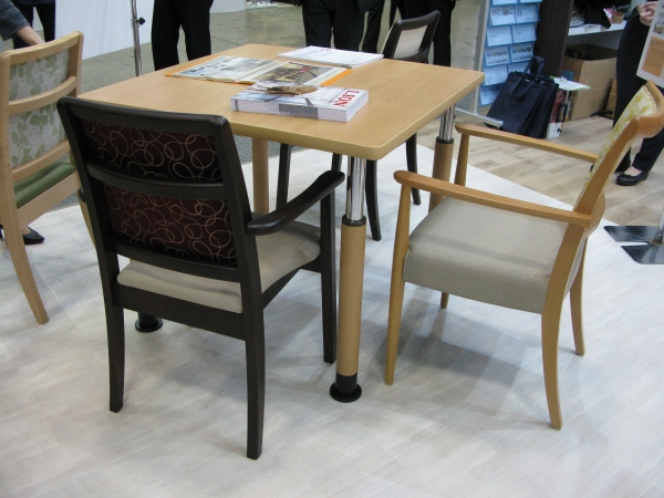 車いすもラクラク、20㎜ピッチで10段階の高さ調整ができる「昇降テーブル」ライオン事務器