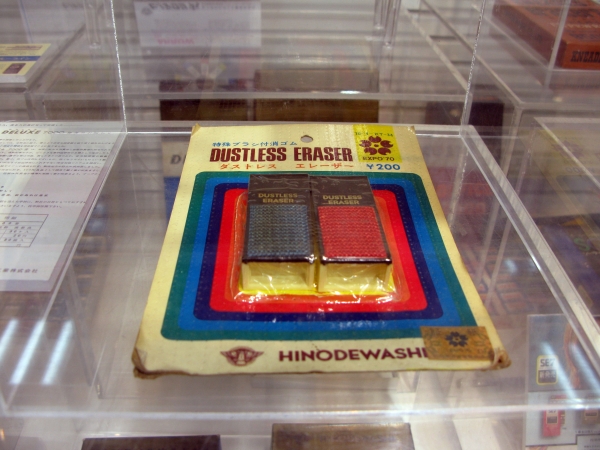 消す・はらうワンタッチ！特殊ブラシ付消しゴム「ダストレス　エレーザー7100」