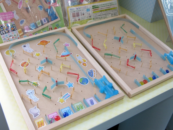 釘を使わない安心仕様！ボードピンは何度も抜き差しでき、思い通りのコースができる「コロコロコリントゲーム」