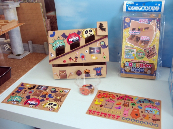 「コロコロ仕分け貯金箱」今回は木材素材（MDF）の良さを活かし、簡単にデコれるイラストシール入り