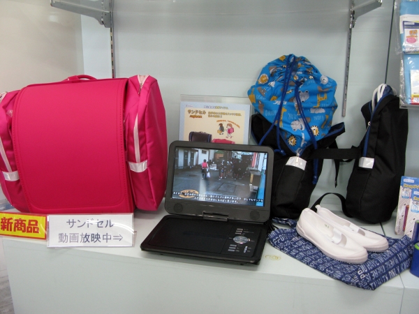 ランドセを二つの補助バックではさんで固定し、通学時の体操服袋など大荷物をスッキリ収納。両手が空くの雨の日でも安心！「サンドル」