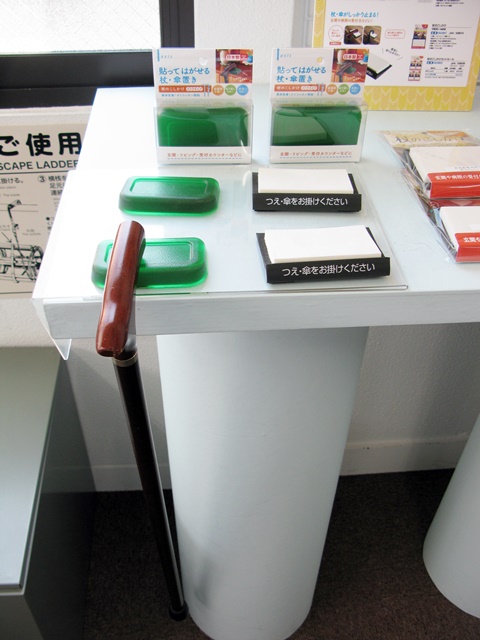 ちょっと置きたい時に便利な、貼って、はがせる杖、傘置き「杖のこしかけクリアタイプ」