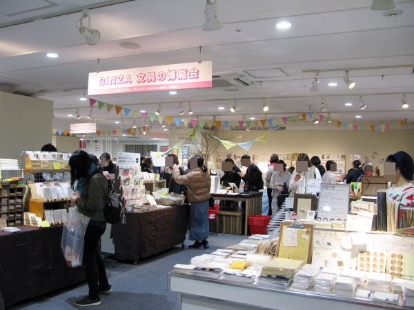 オープン前から行列ができ、ここでしか買えない限定商品や、人気クリエイターの新作など