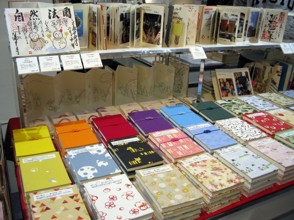 京都製「御朱印帳＋」は、表紙が帆布、中の台紙は越前和紙の手仕事仕上げ。