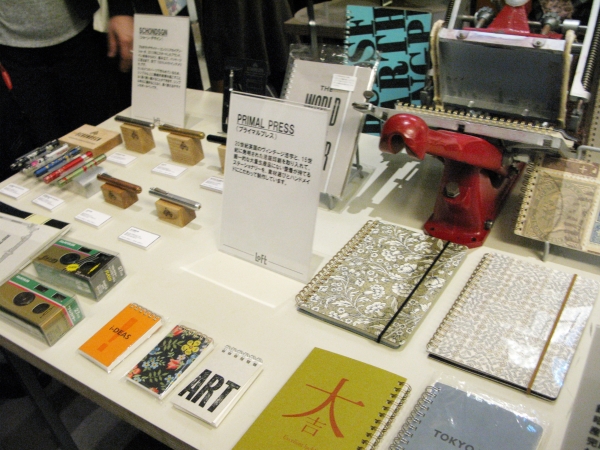 「５F 文具　プライマルプレス」20世紀英国のヴィンテージ活字と、15世紀に発見された活版印刷を取入れて、画一的な大量生産品になお愛着が持てるステーショナリー。素材選びとハンドメイドにこだわり制作。　