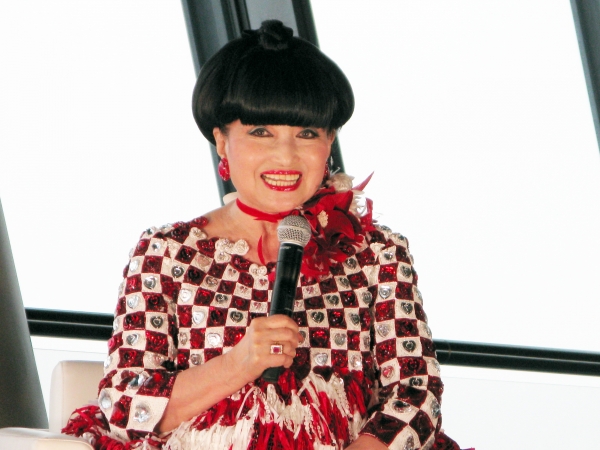 「バービーが着ている洋服が羨ましくて母に作ってもらったことがあるんですよ」と嬉しそうな黒柳さん。