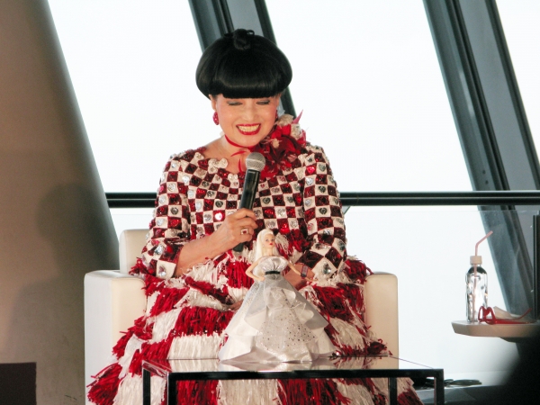 「60周年アニバーサリーバービー」を少女の頃のようにキラキラした瞳で見つめる黒柳さん