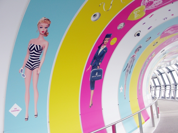 約110ｍ続く展望回路の回路部分をランウェイに見立てバービーと共にお客様もランウェイを歩いている気分が味わええうエリア。