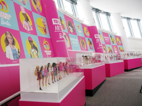 You Can Be Anything！ファッションだけではない、性別、人種、職業、体型などを表現し、未来に向かって自分らしく進んでいく女性と共に歩んできたことを伝えるドールたち。