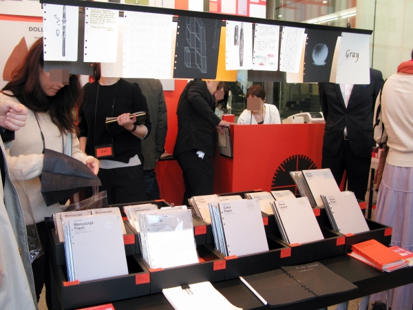 6種類の特別フォーマット［原稿用紙/五線譜/コマ割り/ブラックペーパー/カラーペーパー/MD用紙コットン活版罫線］の『リフィルメモパッド』など、イベント限定アイテム