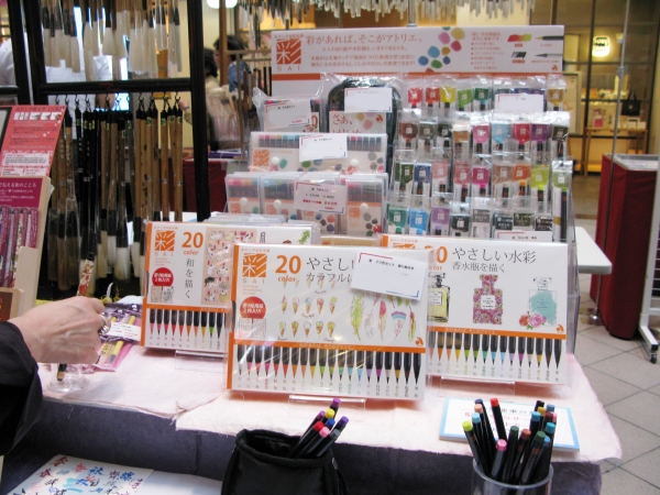 筆職人が１本ずつ手造りで丹念に仕上げた穂先。水性染料インクが再現する美しい日本の伝統色。「彩」は、描き味に色彩にこだわりました。あかしや