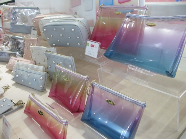 コスメやバッテリーなど、お気に入りアイテム入れ持ち歩く「雑貨コレクション／グラデーション」