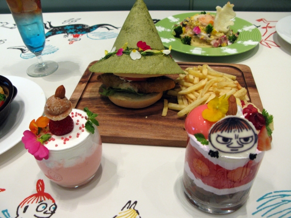 ちびのミイのイチゴミルクドリンク（1,150円）・スナフキンバーガー（1,580円）・ちびのミイのパフェ（1,680円）表示は税込価格