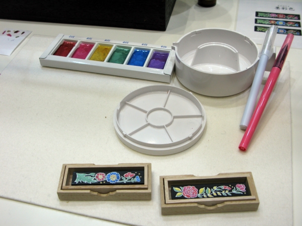 昨年、ホビーショー2018でも好評の固形墨への彩色が楽しめる「墨ぬりえ」体験　呉竹