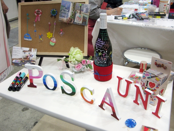 ポスターカラーのようなあざやかな発色「ポスカ」を使ってプラバン作り　三菱鉛筆東京販売