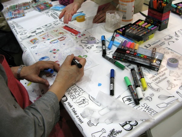 ポスターカラーのようなあざやかな発色「ポスカ」を使ってプラバン作り　三菱鉛筆東京販売