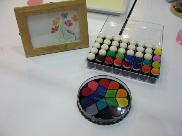 カラフルスタンプ「イロドリパッドブーケタイプ」でポンポンとアート体験教室　シヤチハタ