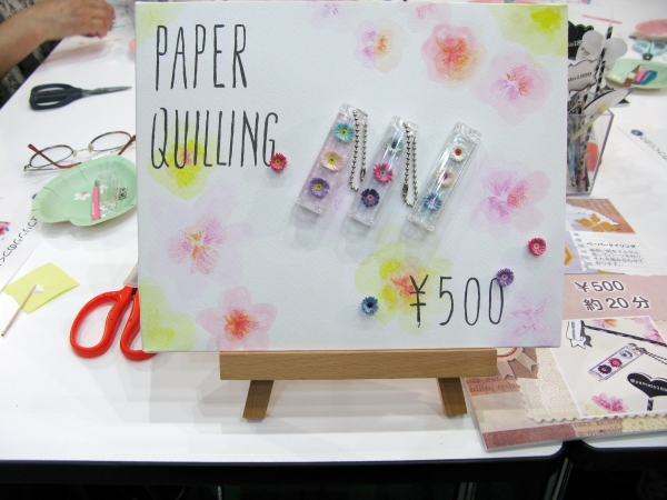 『ペーパークイリングで作るかわいいいお花のキーホルダー』（500円）の体験スペース　ヤマト