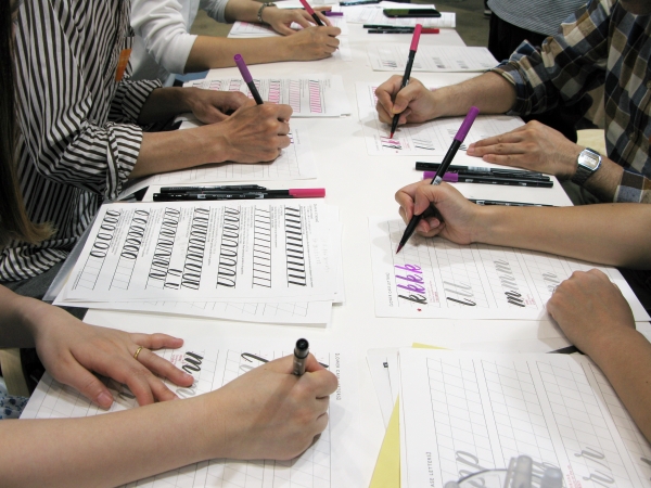 トンボ鉛筆、グラフィックマーカー「ABT」を使ったワークショップ「ブラッシュレタリング＆ギフトバッグ」