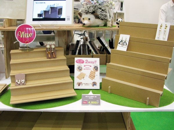 ハンドメイド作家さんの意見から誕生！屋外でも使える「組立式木製飾り棚2Way」オリジナルワークス