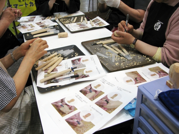 仏像彫刻師・梶浦洋平先生「木彫りフクロウ」の木彫り体験　 道刃物工業