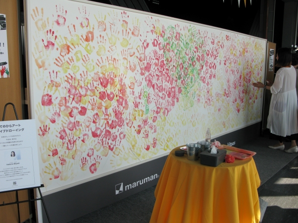 「てのひらアート（R)」アーティスト板鼻美幸氏による、来場者参加型のビックアートを製作。