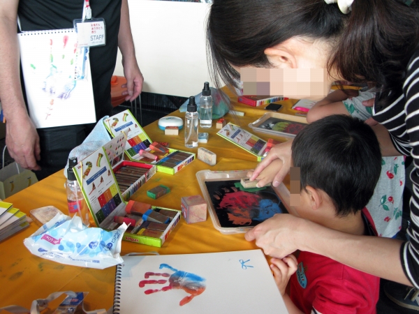 スケッチブックに手のひらスタンプを捺したり、メッセージを書いたりと楽しんでいた。