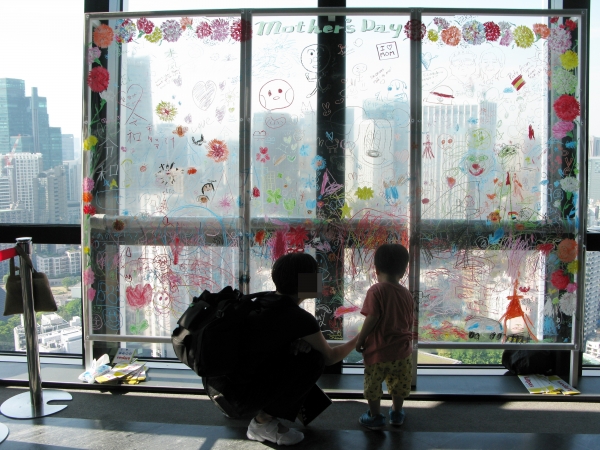 「ウィンドウアート」ガラスにも描けて簡単に消せるキットパスを使用し東京タワーの窓に設置