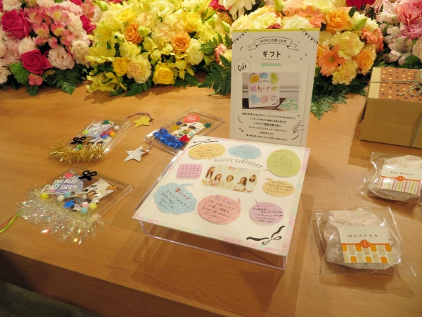 感謝の気持ちを伝えるグリーティングアイテムを「iNSPIC」で。色紙に写真を貼れば、それだけで素敵な贈り物に。