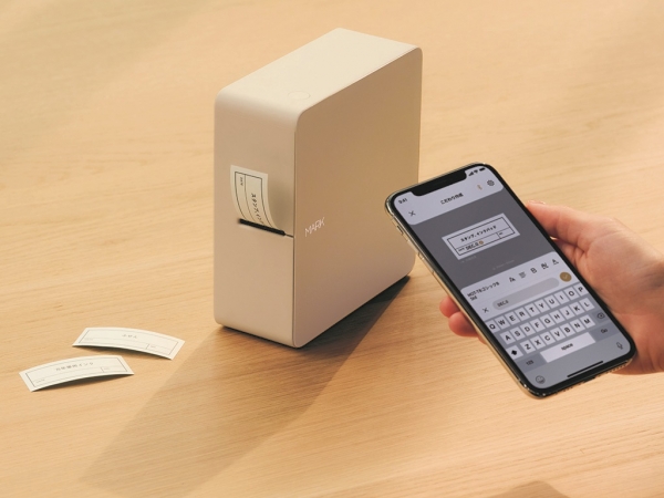 「テプラ」PRO初のスマートフォン専用モデル　本体とスマートフォンをBluetooth（R)で接続し、専用アプリ「Hello」でラベルを作成