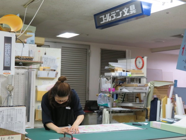 「表装」をお願いしに書家の方々が作品持参で訪れる