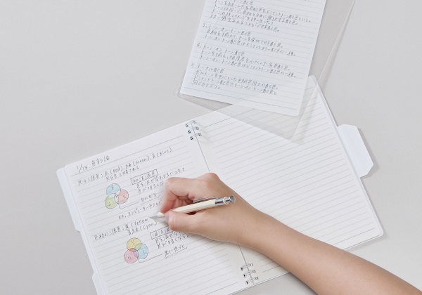 リングが手に触れないから書きやすく、好きなページに差し込み可能な移動式ポケット付き
