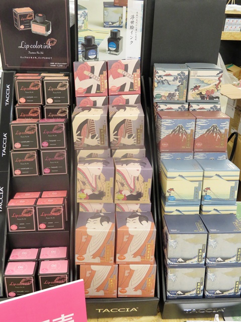 TACCIA新シリーズ「リップカラーインク」は、女性の化粧品を選ぶ楽しさをコンセプトにした商品。自分に似合うコスメを探すように、お気に入りのカラーインクを選んで！ナカバヤシ