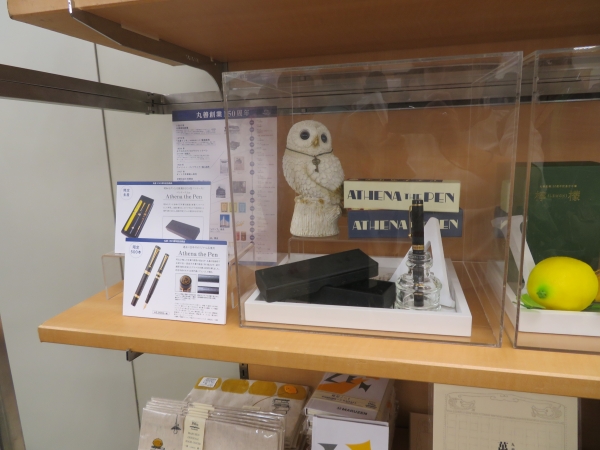 ＜丸善創業150周年記念ペンケース for 「Athena the Pen」￥８，０００＋税＞戦前のパッケージを本革で忠実に再現　丸善