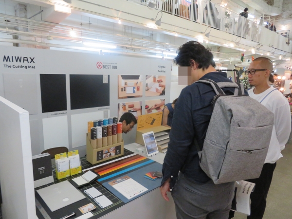 スタイリッシュなデザインで１２色のカラーバリエーションを持つＰＶＣ樹脂製デスクマット「ＴＨＥ　ＤＥＳＫ　ＭＡＴ」