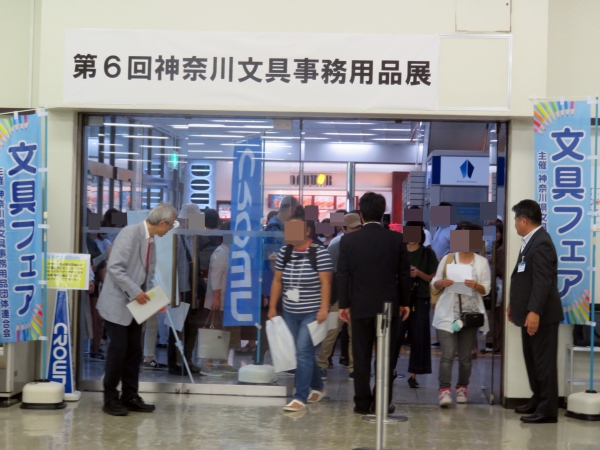 開場前から長蛇の列