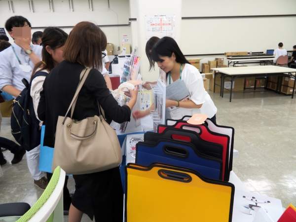 メーカーは自分のブースに来た、お客様に自社製品をアピール。興味深げに商品説明に耳を傾ける姿が見られた