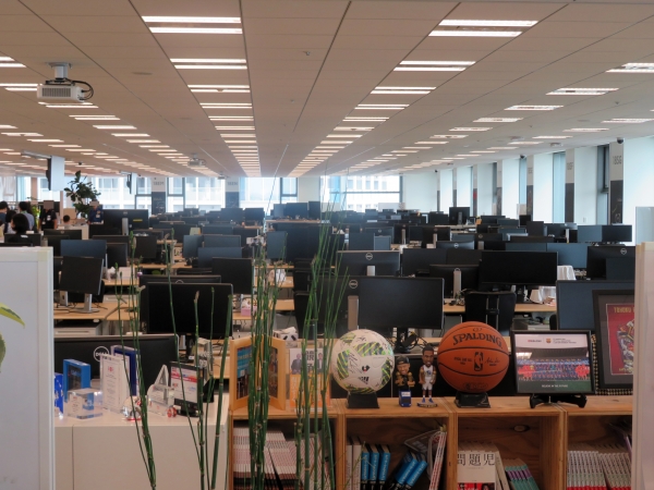 三木谷社長のデスクからみた社内（CEO Ofifice）