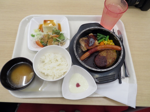 ハンバーグセットを御馳走に。サラダに使われている野菜はグループ会社で作っているもの。