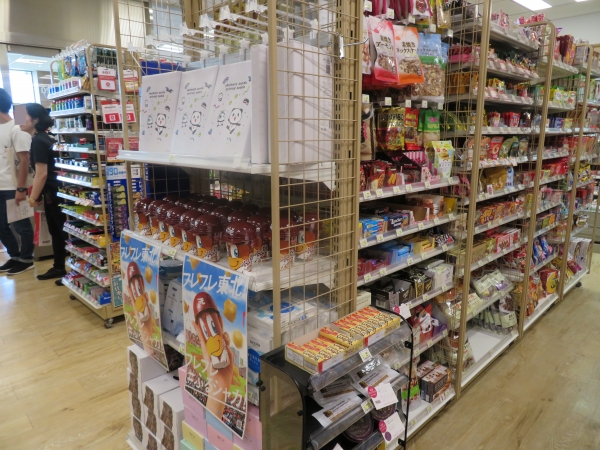 社内にはコンビニも。自販機も含め買い物は現金は不可、電子マネーやカードのみ。
