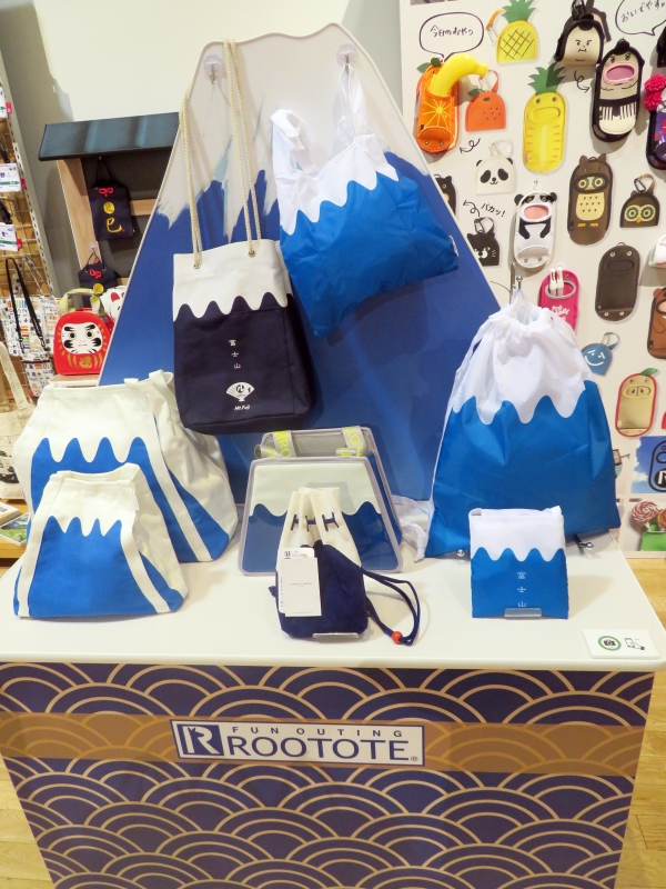 富士山デザインを集めた売り場提案。ちなみに、この富士山デザインアイテムは富士山の五合目でも販売中。
