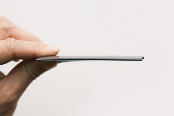 紙のような薄さの本革。わずか0.5mm
